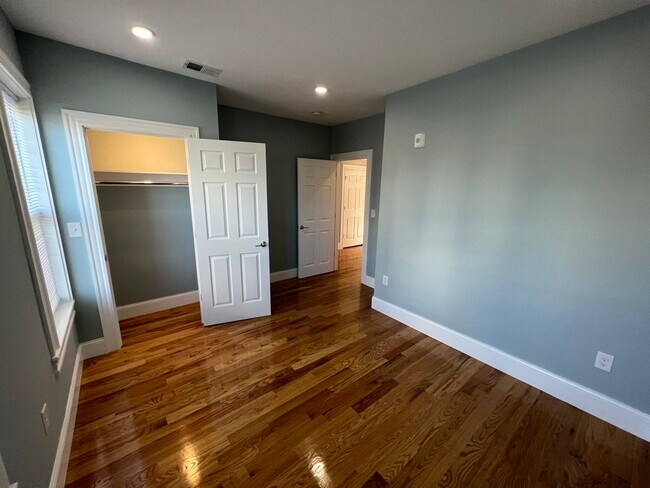 Building Photo - 372 Oxford St