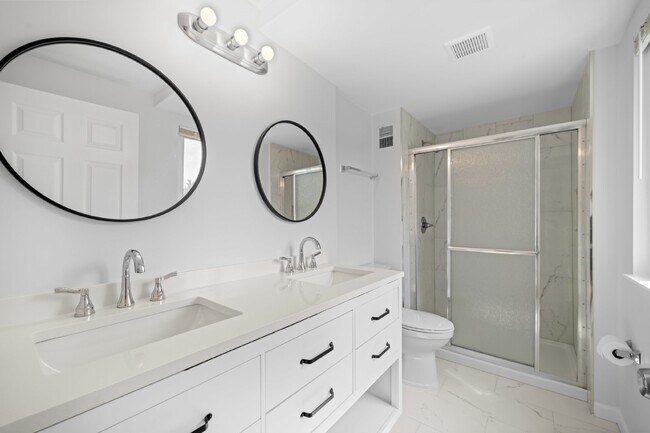 Building Photo - Discover Your Dream Home: Modern Comfort M...