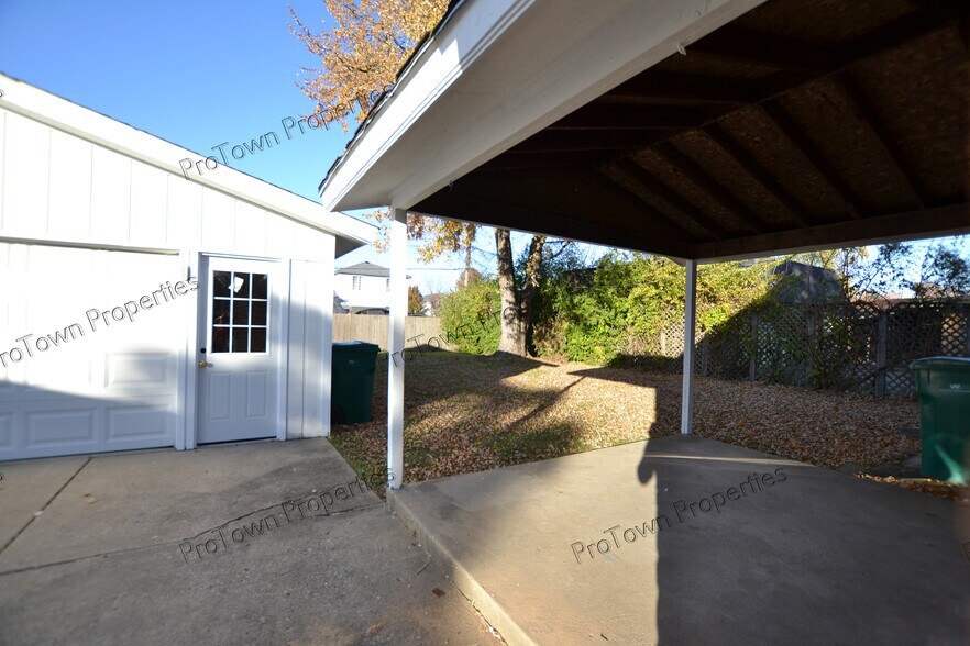 Building Photo - 2205 Tamarack Dr