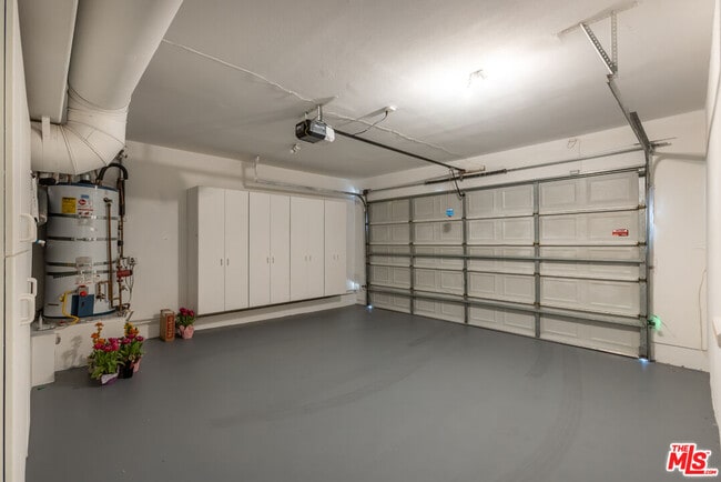 Building Photo - 869 S Bundy Dr