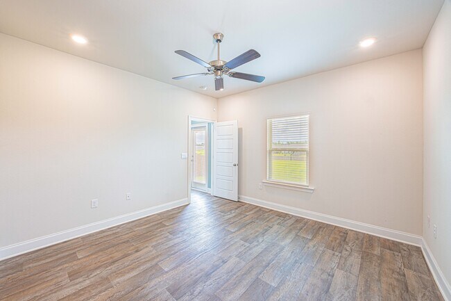 Building Photo - 32667 Revere Dr