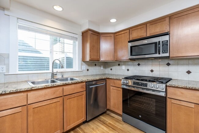 Building Photo - Charming 3 Bed Townhouse in Seattle