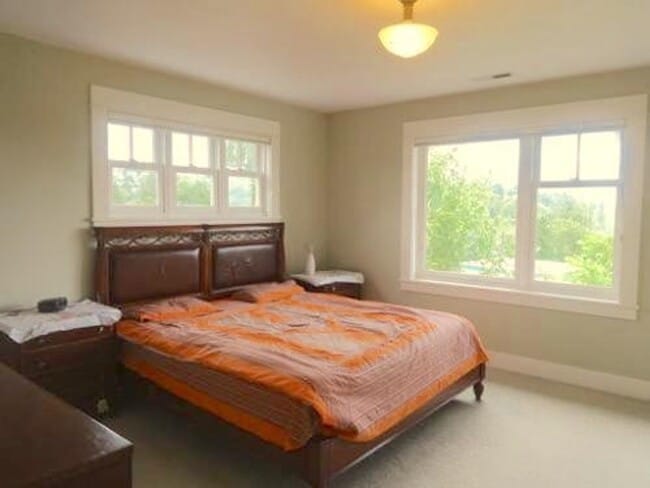 Building Photo - Spacious 3-Level Home Overlooking Magnuson...