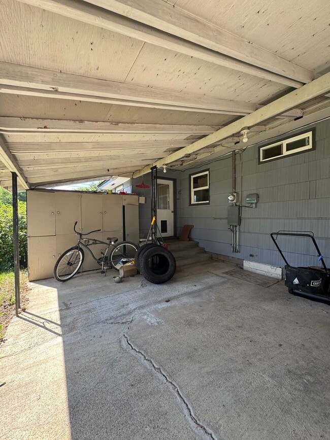 Building Photo - Cozy 2-Bedroom Pet-Friendly Home for Lease