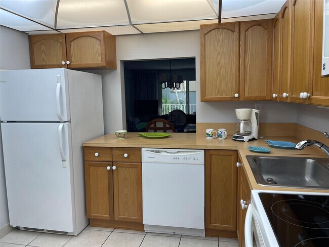 Building Photo - 4629 Poinciana St