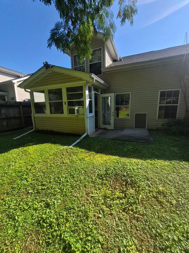 Building Photo - West Knoxville 37934 - 3 bedroom, 2.5 bath with a sunroom and 1-car garage - Call Lisa Vineyard 8...