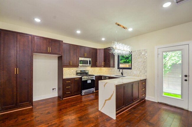 Building Photo - 3630 Dreyfus St