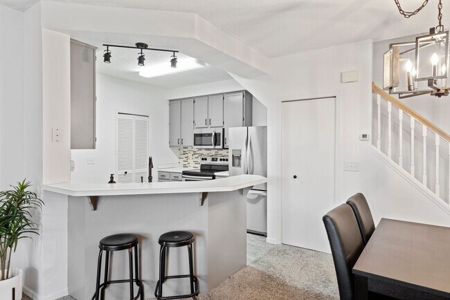 Building Photo - Great 2 bedroom, 1.5 bathroom Townhome in ...