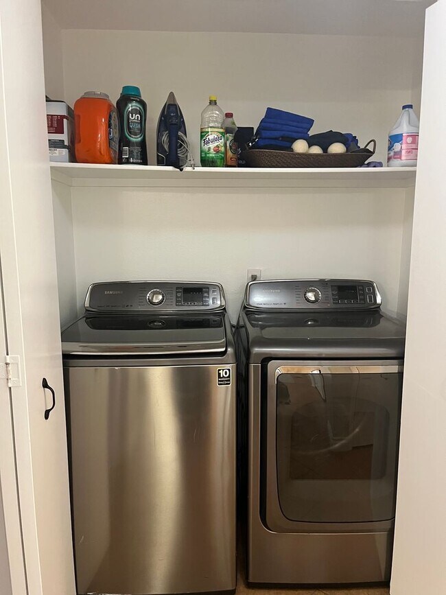Building Photo - Remodeled, first floor 1428 sq ft, 2 bed+ ...