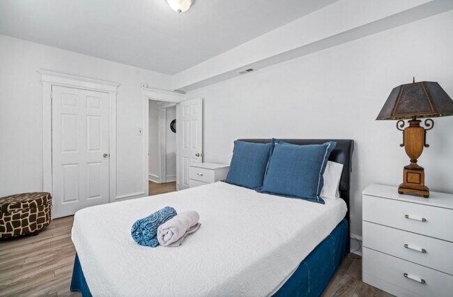 spacious bedroom with queen bed - 5 N Newport Ave