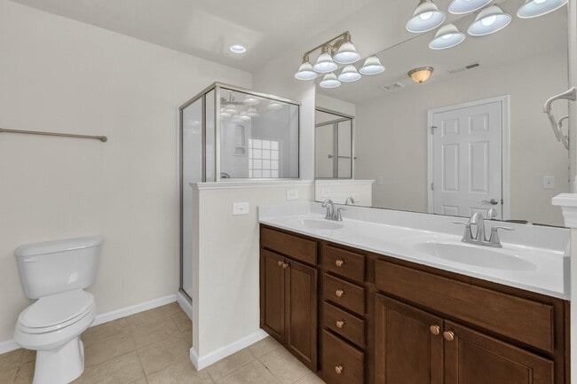 Building Photo - 3 Bedroom Townhome with 2 Car Garage in He...