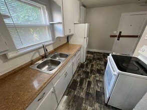 Building Photo - 3 Bed/1 Bath Home with Fenced Yard / Pet-Friendly / Vouchers Accepted / Coming Soon!