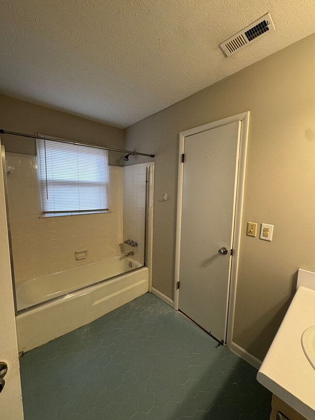 Building Photo - 2029 Kay Dr SW