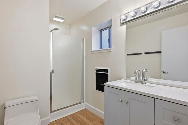 Building Photo - Spacious Three Bedroom Home in Forest Knol...