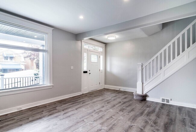 Building Photo - Stunning 4 bedroom home in Beechview available August 1!