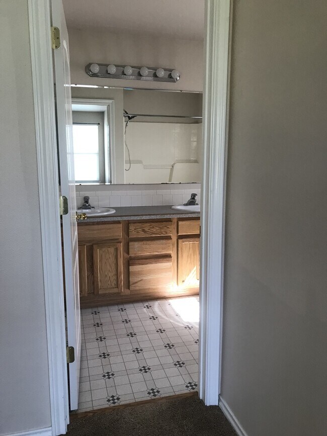 Building Photo - Cute Nampa home in one of  the most desira...