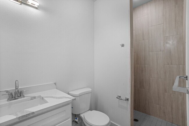Building Photo - 2400 Benbrook Dr