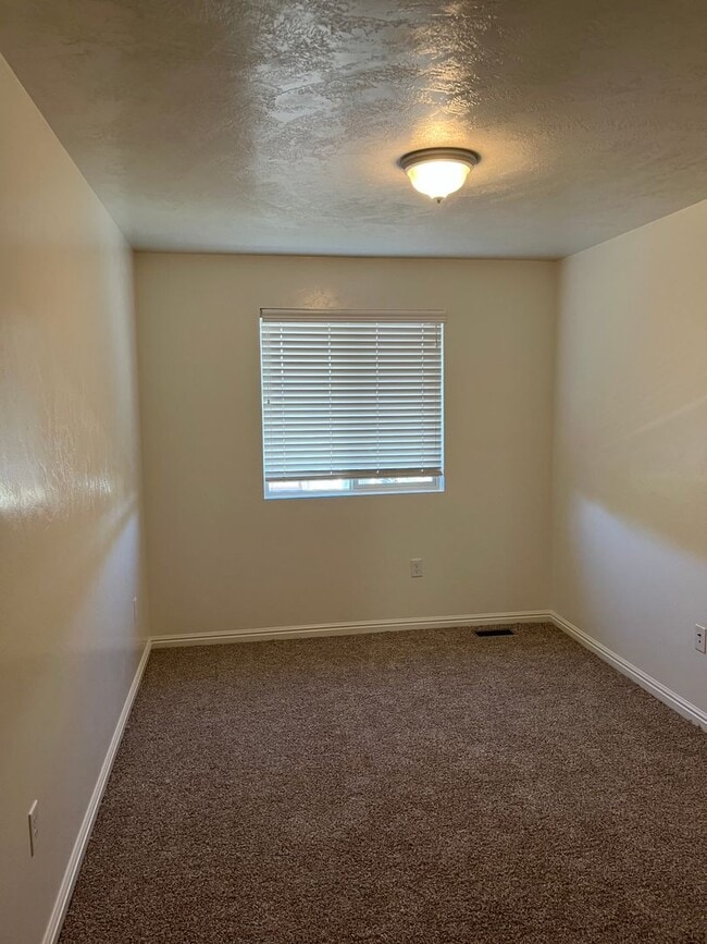 Building Photo - 3 Bed 2.5 Bath in Vernal!!