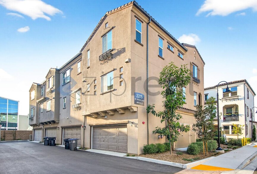 Building Photo - 2215 W Orange Ave