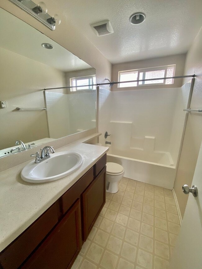 Building Photo - Oxnard- Spacious 3 bedroom in Westwind Com...