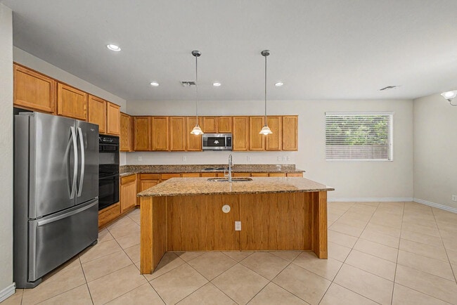 Building Photo - 8425 W Northview Ave