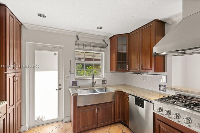 Building Photo - 1428 Medina Ave