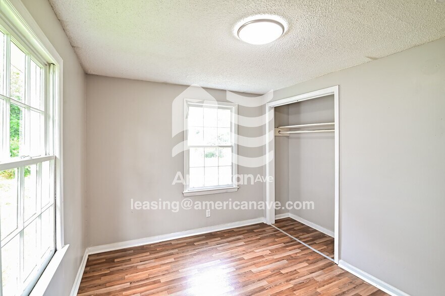 Building Photo - 713B Hillcrest Ave