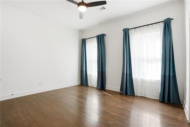 Building Photo - 1025 Oak St SW