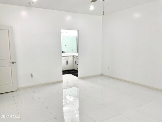 Building Photo - 8919 Eclipse St