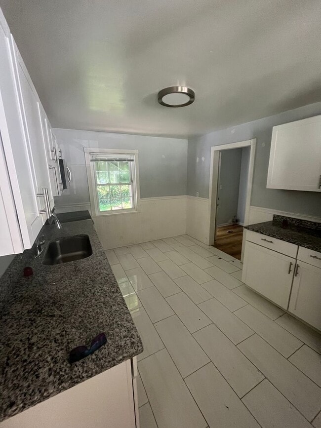 Building Photo - Three Bed, 2 Bath in Cincinnati!