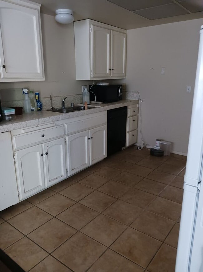 Building Photo - One Bedroom Condo
