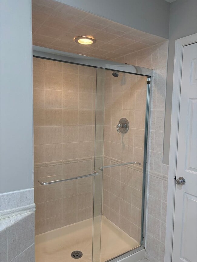 Building Photo - 3BR - WOODED VIEWS • FINISHED BASEMENT • BONUS LOFT • TE SCHOOL DISTRICT