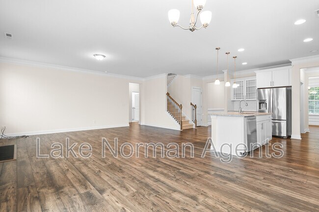 Building Photo - 196 Longleaf Dr