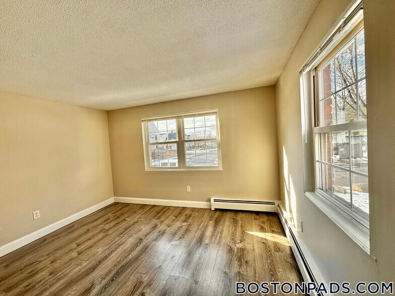 Building Photo - 71 Bernier St