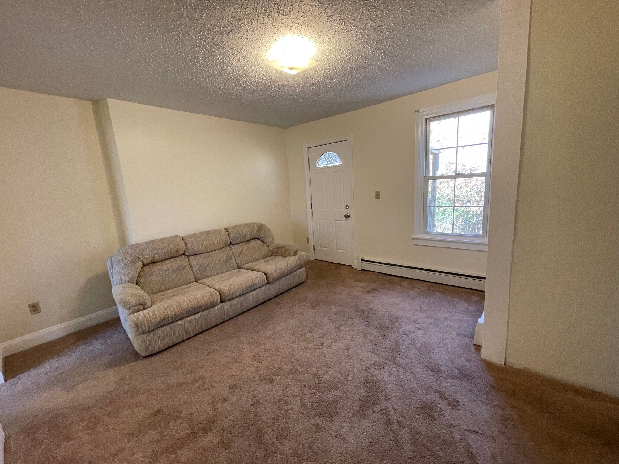 Living room - 73 W Thames St