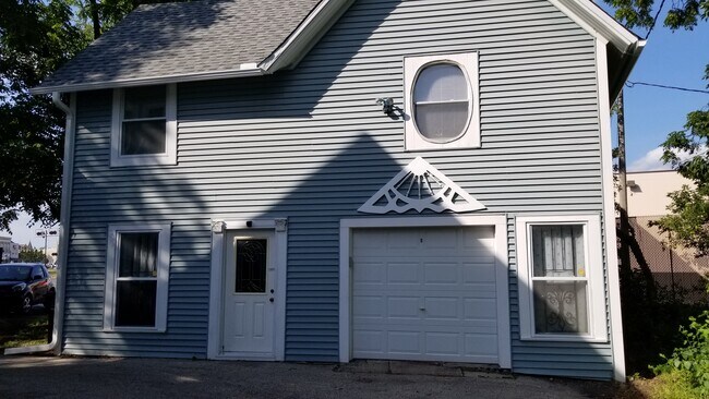 Carriage House for garage parking - 304 Summit Ave