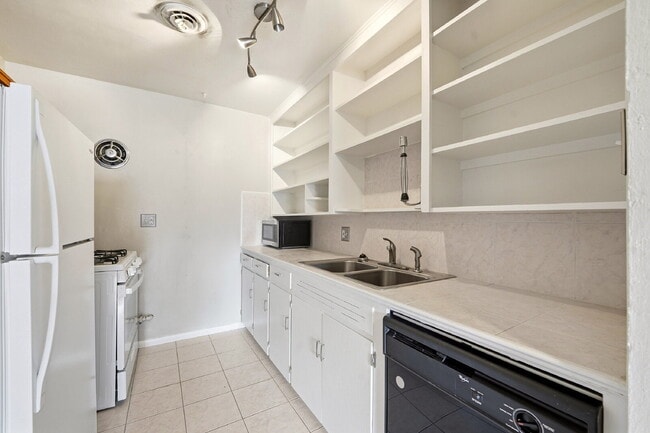 Building Photo - $1,480.95 with $300 off the first month's rent, 1 Beds - 1 Bath, Condo in Denver with Onsite Laun...