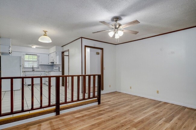 Building Photo - Charming 3 Bedroom House in Springfield!