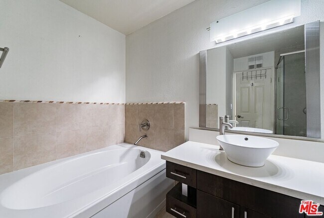 Building Photo - 121 S Hope St