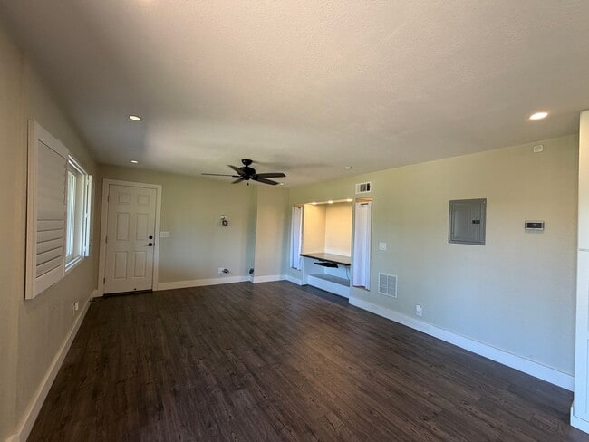 Building Photo - Nicely remodeled 1 bedroom Suite, All utilities paid + WiFi