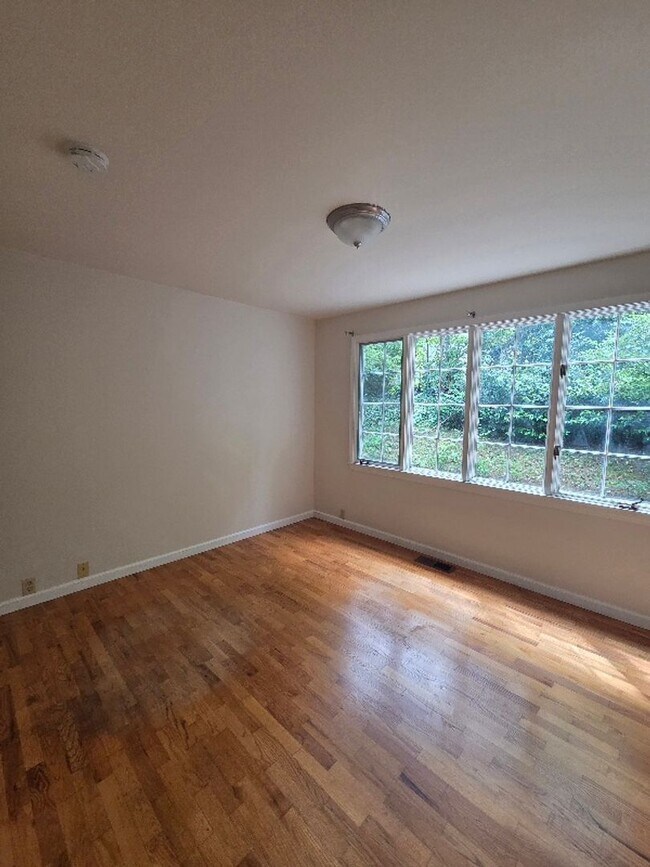 Building Photo - Private 4 Bedroom / 2.5 Bath Bridle Trails Acerage Property