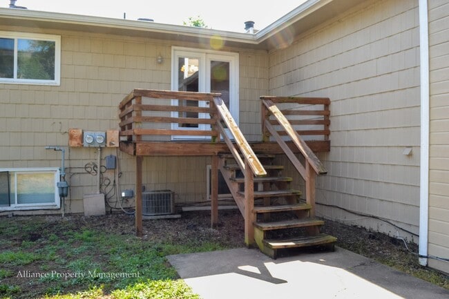 Building Photo - 2025 Shirley Ln