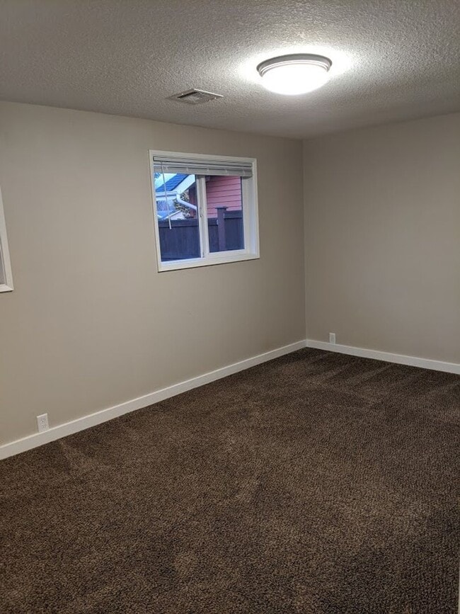 Building Photo - Updated 3bd/2bth Home with Solid Surface F...