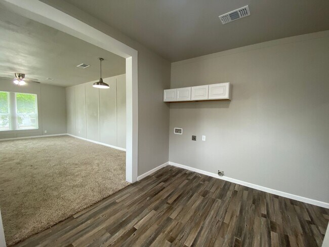 Building Photo - 1101 W Lone Star Ave