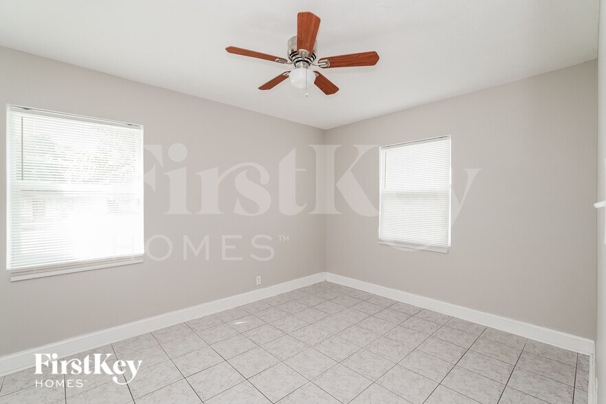 Building Photo - 3805 W Rogers Ave