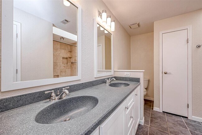 Building Photo - 9850 Pagewood Ln