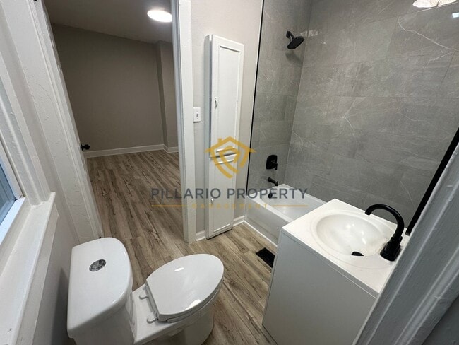 Building Photo - Welcome home to this beautiful 2 bedroom, 2 full bath in Forest Manor, just minutes from the Fair...