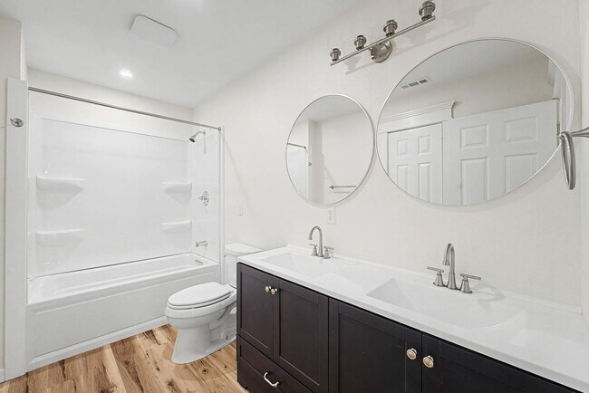 Building Photo - Deavila - Walnut Valley