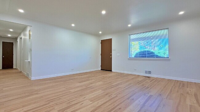 Building Photo - FANTASTIC REMODELED 3 Bed 2 Bath Home in Strayer & Shephards Park Hill Brand New Flooring New Car...