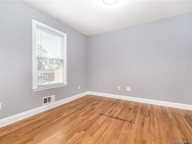 Building Photo - Sophisticated townhouse-style living offering 3 bedrooms, 2 baths